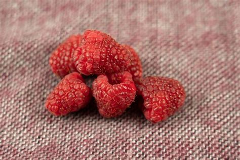 How to Remove the Seeds From Raspberries | LEAFtv