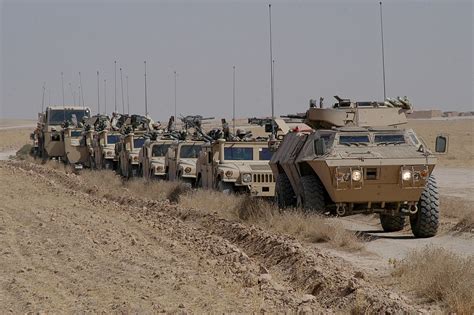 Imagen - Land m1117 asv convoy lead iraq lg.jpg | Hora de aventura Wiki ...