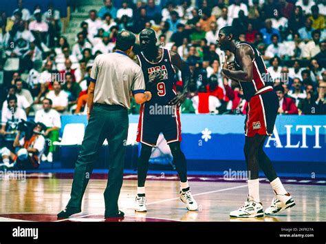 Barcelona olympics basketball 1992 hi-res stock photography and images ...