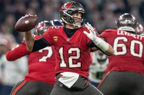 Tom Brady sparks Bucs into NFL playoffs | ABS-CBN News