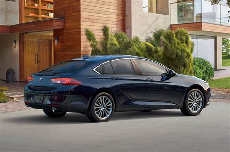 2018-Buick-Regal-Sportback-rear-three-quarter-2 - Motor Trend en Español