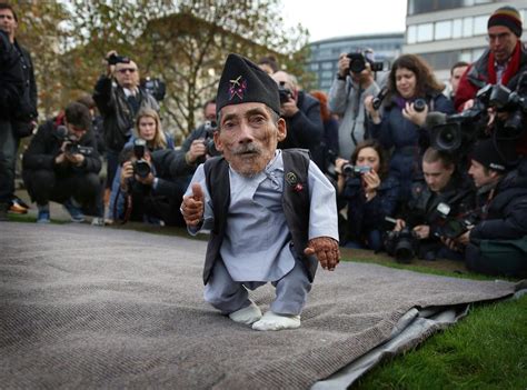 Aww! World’s Tallest and Shortest Men Meet for Guinness World Records ...