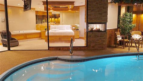 Chicago Private Pool Suites - Hotel Rooms & Vacation Rentals w/Pools