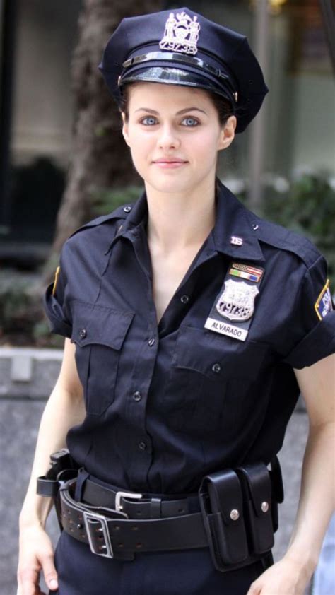 Pin by 捷 高 on NYPD | Police women, Military women, Military girl