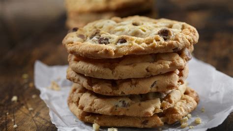 Alton Brown's Countertop Hack For Sweeter Sugar Cookies