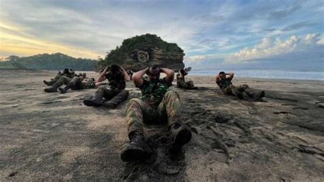 TNI AL Gelar Latihan Pendaratan Khusus Prajurit Kapal Selam