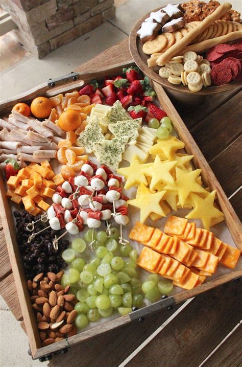 holiday Christmas cheese tray for kids | Holiday cheese platter, Party ...