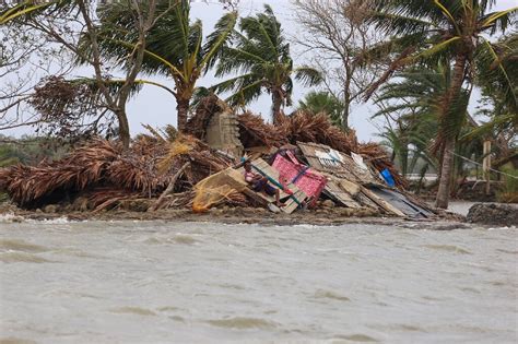 Floods and tears in Bangladesh a week after cyclone