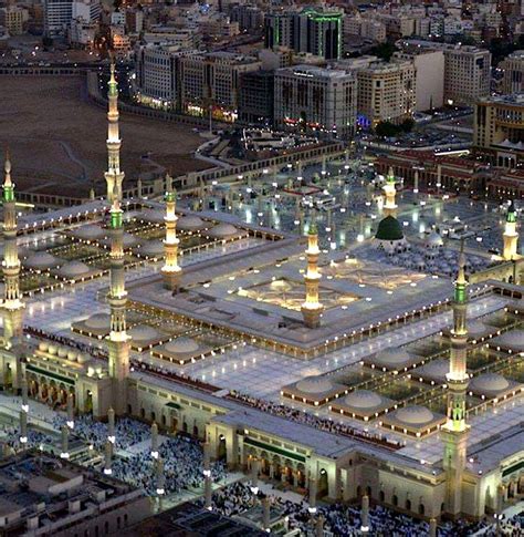 A stunning view of masjid al nabavi at night - Madina | Masjid, Al ...