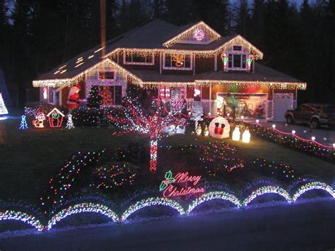 20 Phenomenal Outdoor Christmas Lights Setups