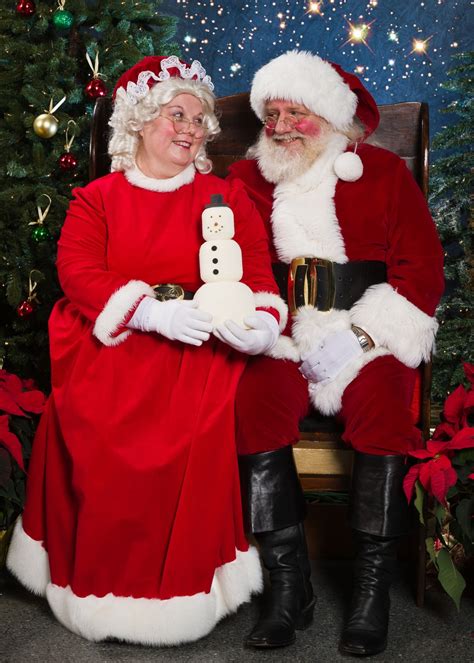 Bellingham Duo Don Santa and Mrs. Claus Costumes During the Holidays ...