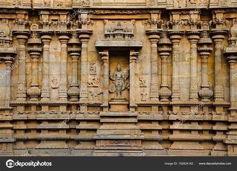 Carved pillars and idols on the outer wall of the Brihadishvara Temple ...