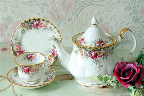 Royal Albert - Autumn Roses | Tea cups vintage, Tea, Tea set