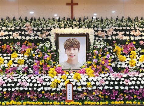 SHINee K-Pop Singer Kim Jong-Hyun's Three-Day Funeral Begins | E! News