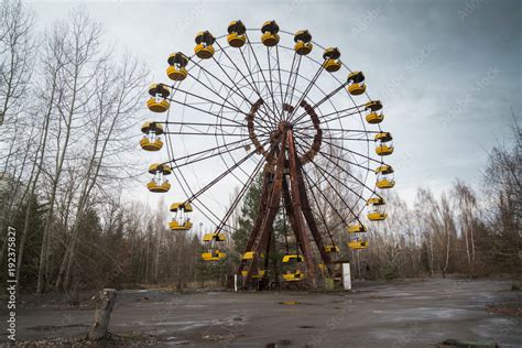 Ferris wheel in abandoned amusement park in Chernobyl exclusion zone ...