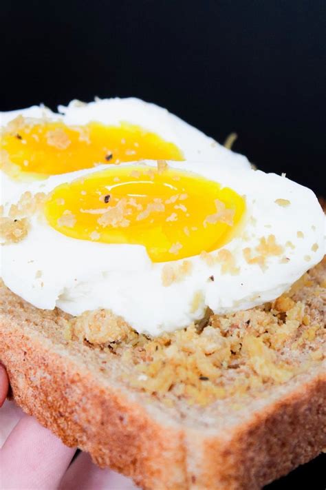 Egg Recipe – Fried Eggs on Toast – Oliver Camacho