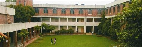 Bharati College Delhi: Courses, Departments, Campus & Amenities ...