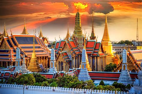 Wat Phra Kaew in Bangkok - Discover the Temple of the Emerald Buddha ...