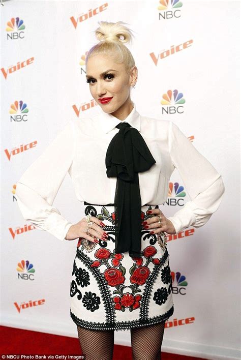 Gwen Stefani ditches engagement ring for something more fashionable ...