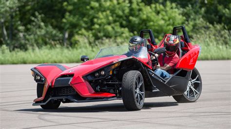 Polaris Slingshot 2015 : Three-Wheel Oddball Wonder