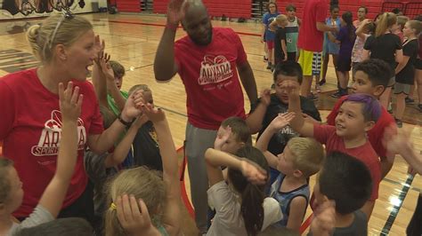 Arvada High School athletics show love to community | 9news.com