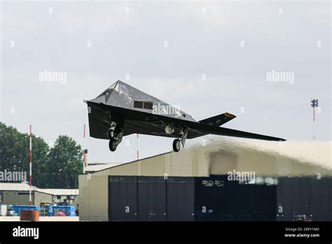 Lockheed F-117 Nighthawk stealth fighter, twin-engine stealth attack ...