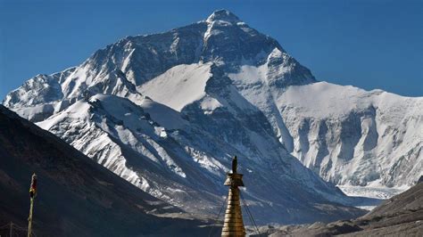 Everest: China to set up 'separation line' at summit - BBC News