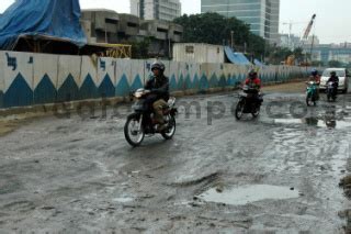 jalan rusak akibat banjir - DATATEMPO