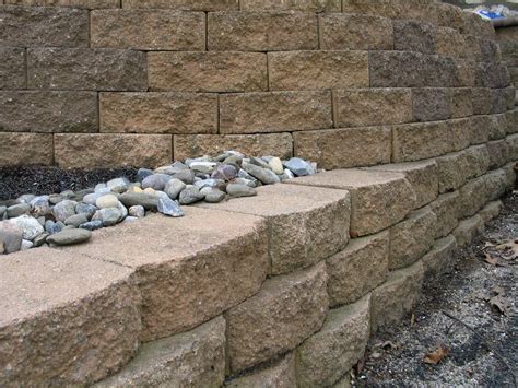 How to Build a Retaining Wall With Blocks