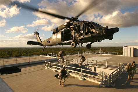 Photo : MH-60 - special operations fast rope