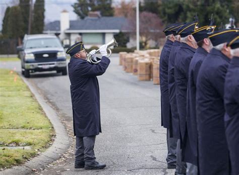 Nearly 2,000 wreaths honor veterans in Wenatchee Cemetery for Wreaths ...