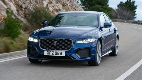 Jaguar XE vs XF: Great British saloon brawl | Carwow