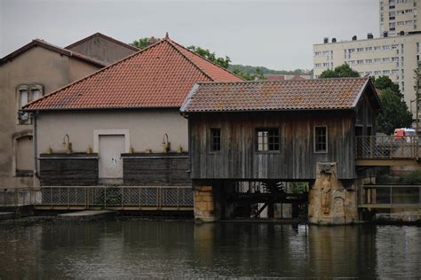 Houses Near the River · Free Stock Photo