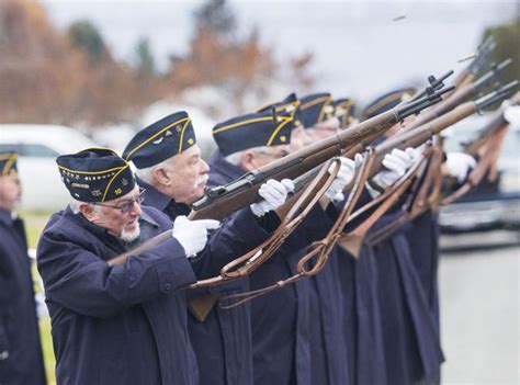 Nearly 2,000 wreaths honor veterans in Wenatchee Cemetery for Wreaths ...