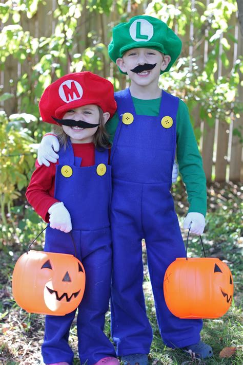 How to Make Mario and Luigi Costumes {Tutorial} - Smashed Peas & Carrots