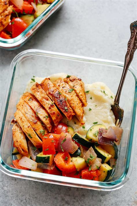 Low carb chicken meal prep bowls are full of protein and fresh veggies ...