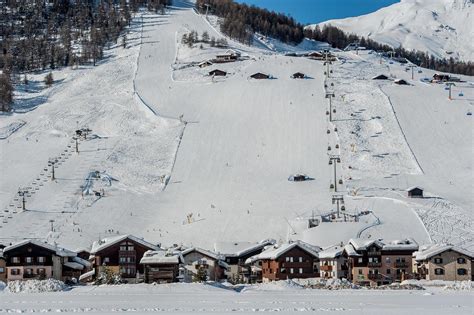 Mountain villagein the snow 15899230 Stock Photo at Vecteezy