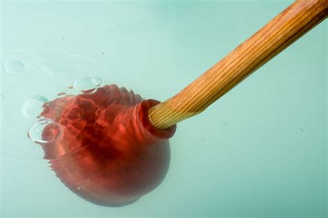 How to Unclog a Bathtub Drain With a Plunger