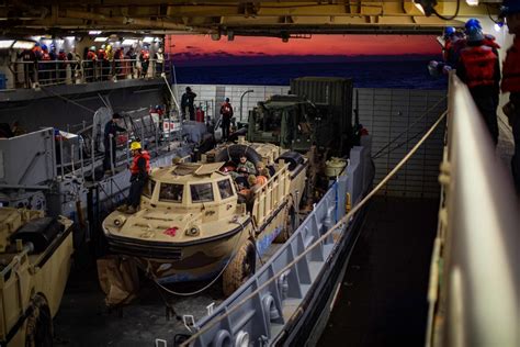 DVIDS - Images - USS BATAAN SAILORS CONDUCT WELL DECK OPERATIONS [Image ...