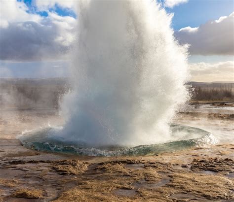 Premium Photo | Strokkur geysir iceland