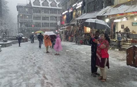 Snowfall thrills tourists in Manali - Discover Kullu Manali