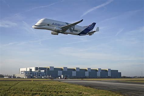 The Battle Of The Beasts: The Boeing Dreamlifter vs Airbus Beluga XL ...