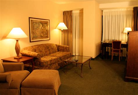 File:Hotel-suite-living-room.jpg - Wikimedia Commons