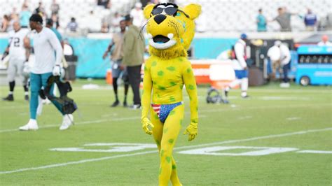 Jaguars mascot wears Speedo vs. Ravens, prompting strong NFL Twitter ...