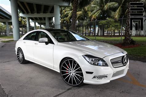 Mercedes-Benz W218 CLS550 White on Vossen VFS2 Wheels | BENZTUNING