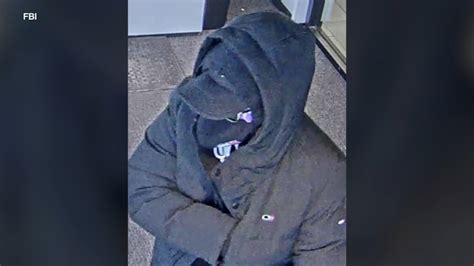 Bank robbery Chicago today: Suspects at large after $100K stolen from ...