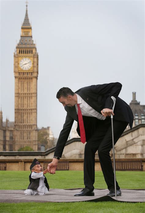 Aww! World’s Tallest and Shortest Men Meet for Guinness World Records ...