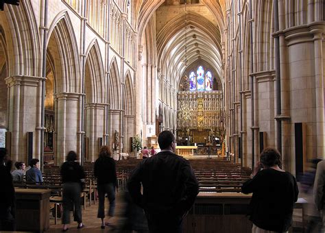 File:Southwark.cathedral.nave.london.arp.jpg - Wikimedia Commons