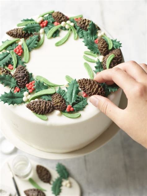 16 Mouthwatering Christmas Cake Decoration Ideas