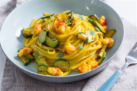 Ricetta Linguine gamberetti, zucchine e zafferano - La Ricetta di ...